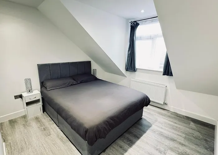 Flat 3 - 24 Cliff Road