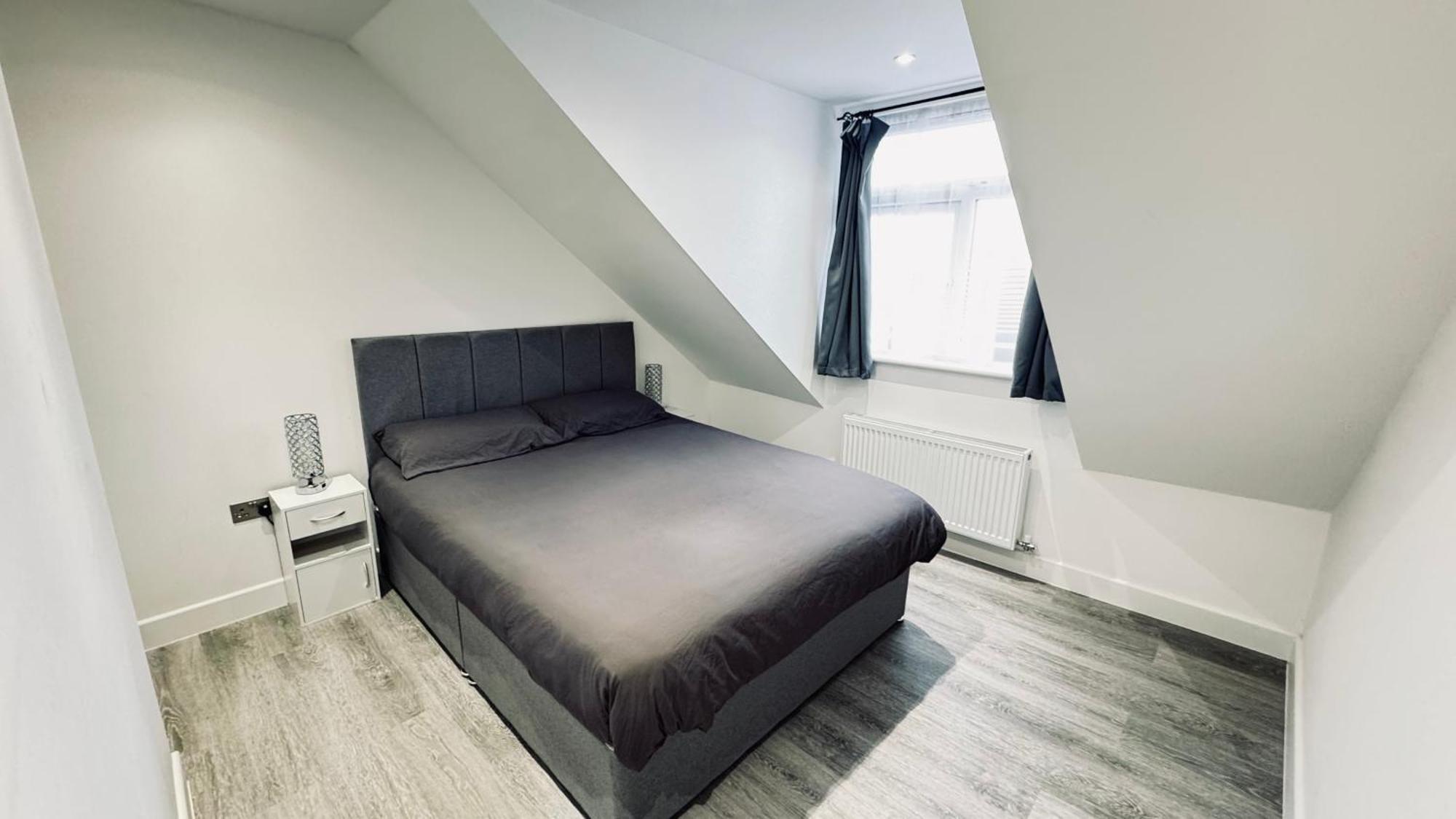 Flat 3 - 24 Cliff Road Apartment